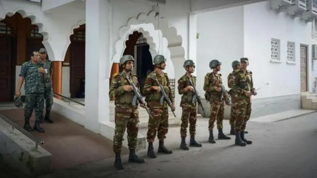 बांगलादेशातील विद्यार्थी आंदोलना दरम्यान ढाकामधील उच्च न्यायालय परिसरात तैनात सैनिक.