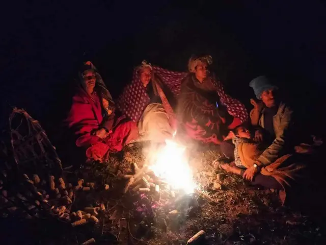 आगो तापेर रातभर बाहिर बसेका