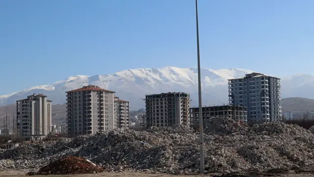 Molozların arkasında Beydağı yükseliyor