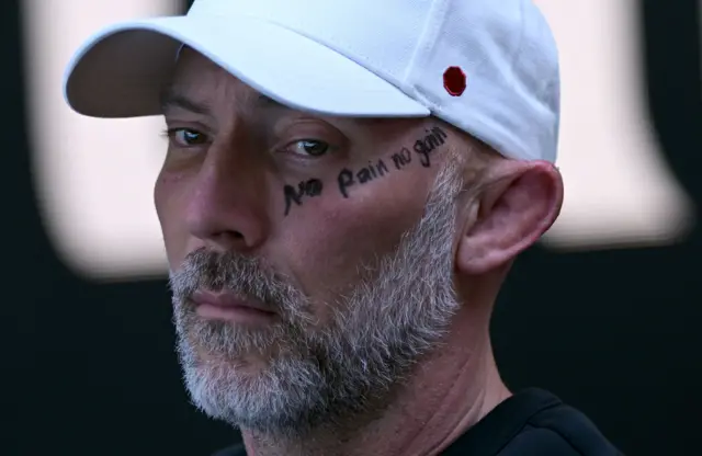 Džejson Stejsi, trener Beloruskinje Arine Sabalenke, posmatra tokom njenog četvrtfinalnog meča protiv Ive Jović iz SAD