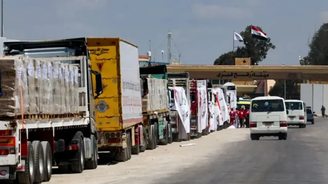 Ikamyo zitwaye imfashanyo muri Gaza zugaraniwe ku rubibe rwa Rafah ku ruhande rwa Misri