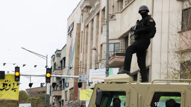 یک مامور امنیتی در حال محافظت در تهران 