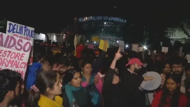 दिल्ली पुलिस हेडक्वॉर्टर के बाहर प्रदर्शन करते जामिया के स्टूडेंट.