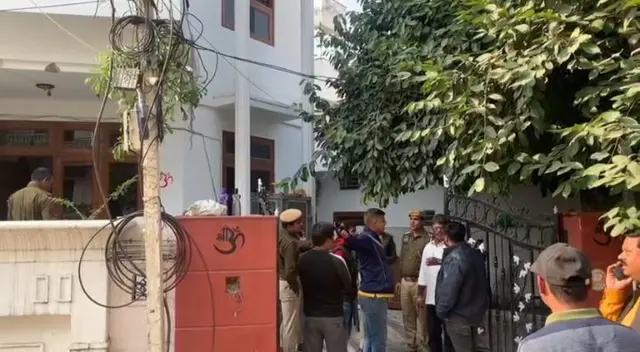 त्यांच्यावर अनेक गुन्हे नोंद होते. ते राजकारणातही सक्रीय होते. दोनवेळा त्यांनी बहुजन समाज पक्षाच्या तिकिटावर निवडणूक लढवली होती पण त्यांना अपयश आले होते. 2020 साली कंगना राणावत आणि संजय राऊत यांच्यातील वाकयुद्धात त्यांनी कंगनाची बाजू घेतली होती. तसेच कंगनाला पाठिंबा दर्शवण्यासाठी अनेक ठिकाणी निदर्शनं केली होती. 