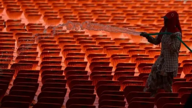 گندی سیٹوں اور کرسیوں پر بھی تنقید کی گئی ہے