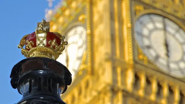 Столб с короной на фоне Биг Бена