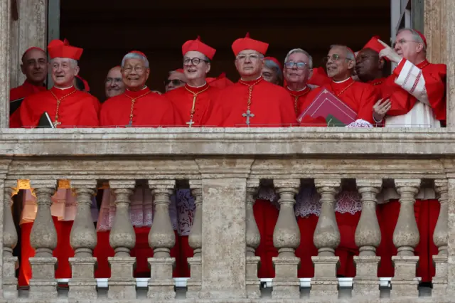 레오 14세가 새 교황으로 선출된 8일 성 베드로 대성전 발코니에서 한국의 유흥식 추기경(앞 줄 왼쪽에서 두번 째)을 비롯한 추기경들이 환한 미소를 짓고 있다.
