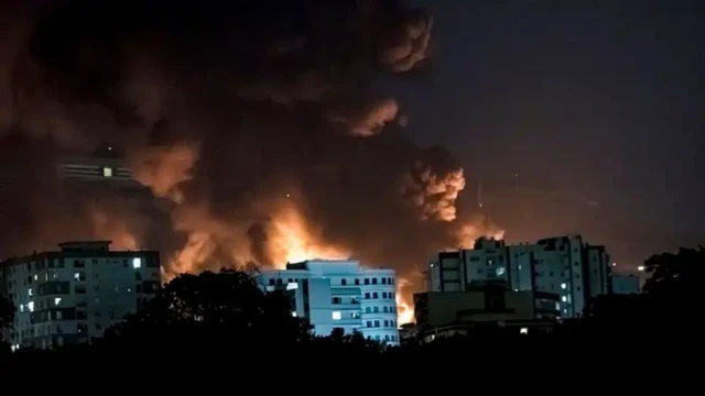 15 جون کو تہران پر اسرائیلی حملے کے بعد عمارتوں سے دھواں اٹھتا دکھائی دے رہا ہے۔