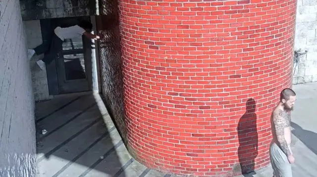 Amashusho ya gereza yerekanye uburyo Cavalcante (iburyo) yatondagiye hagati y'inkuta ebyiri agagera hejuru akarenga urukuta