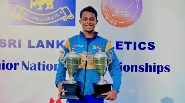 මෙරෝන් විජේසිංහගේ මව වන ගයනි රාජපක්ෂ බීබීසී සිංහල සේවයට පැවසුවේ කුඩා කාලයේ සිටම තම පුත්‍රයා ක්‍රීඩාවට ඇල්මක් දක්වන නිසා ඔහුගේ ඉදිරි ගමන වෙනුවෙන් රැකියාවට පවා සමුදීමට කටයුතු කළ බව ය.