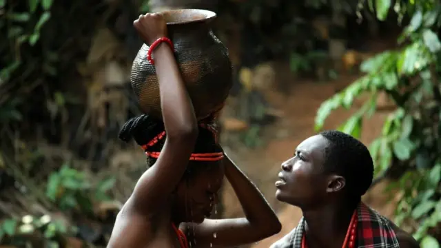 Nwoke na nwaanyị na mmiri