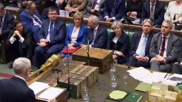 நம்பிக்கையில்லா தீர்மானத்தில் வென்றார் தெரீசா மே