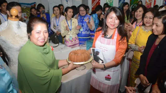 ဒုသမ္မတ ဦးဟင်နရီဗန်ထီးယူဇနီးဒေါက်တာရွှေလွှမ်းက လေလံအောင်သူကို ကိတ်မုန့်ကိုပေးအပ်