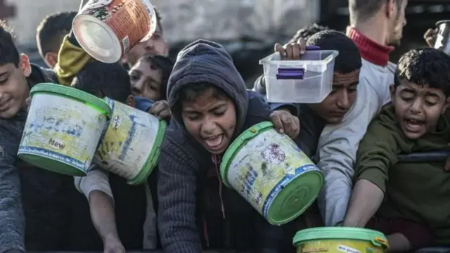গাজায় খাবার ও পানির জন্য হাহাকার চলছে।