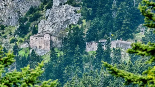 Sveti samostan Panagija Pelekiti iz 16. veka uklesan je u liticu u planini Agrafa