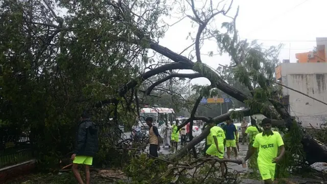 புரட்டி போட்ட 'வர்தா'