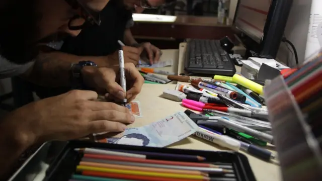 José León dibujando.