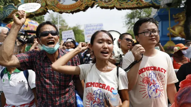 กลุ่มผู้ชุมนุมบริเวณสะพานมัฆวานรังสรรค์