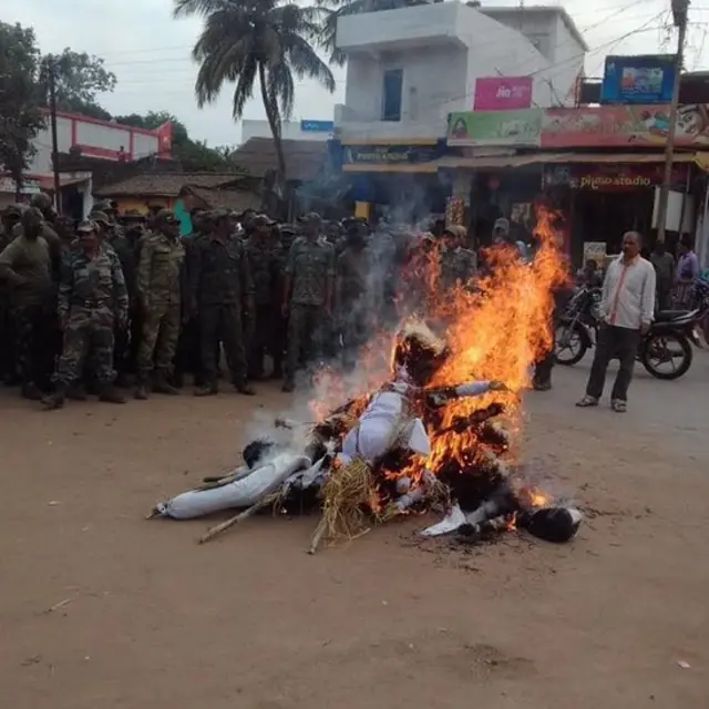 पुतले जलाते हुए पुलिस जवान