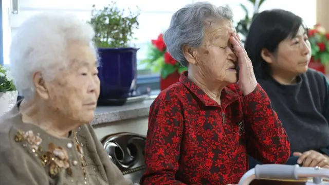경기도 광주시 나눔의 집에서 보고서 발표를 시청하고 있는 이옥선(왼쪽), 박옥선 위안부 피해자 할머니