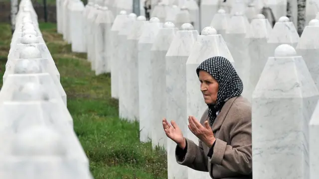 ১৯৯৫এর গণহত্যা থেকে প্রাণে বাঁচা এক নারী