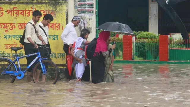 ঢাকার স্কুল-কলেজ, বিশ্ববিদ্যালয়ের ছাত্র-ছাত্রীদের আজ এভাবেই পানি পার হয়ে গন্তব্যে পোঁছাতে হয়েছে। ছবিটি শাহজাহানপুর এলাকায় তোলা।
