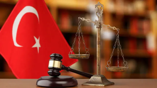 türk bayrağı ve adalet terazisi 
