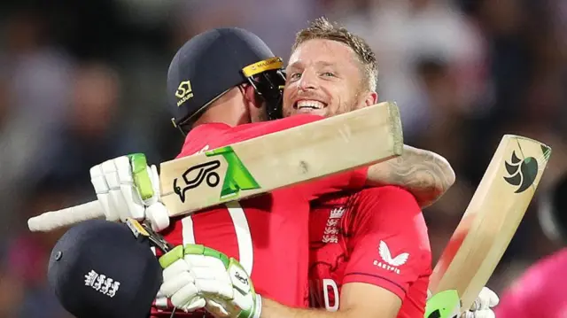 ઇંગ્લૅન્ડના ઑપનર એલેક્સ હેલ્સ અને કૅપ્ટન જોસ બટલરે સરળતાથી પ્રાપ્ત કર્યું લક્ષ્ય