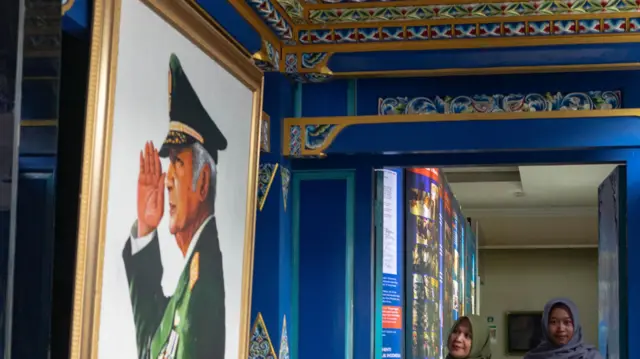 Pengunjung mengamati koleksi yang dipajang di Museum Memorial Jenderal Besar HM Soeharto, Sedayu, Bantul, D.I Yogyakarta, Senin (10/11/2025).