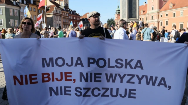 "Моя Польща не б'є, не ображає і не розпалює ворожнечу" - таким було гасло акції, що пройшла у Варшаві 7 серпня