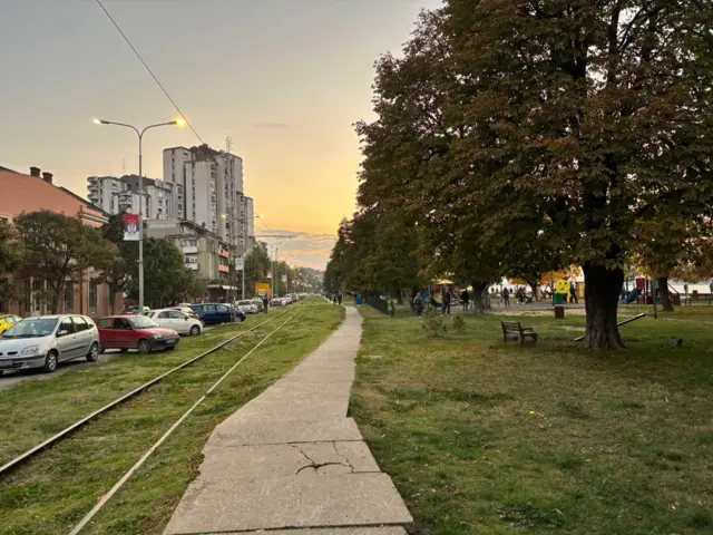 Пруга пролази између зграда и парка у центру града