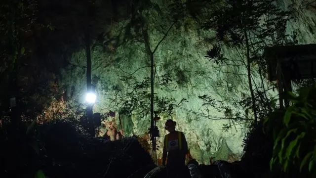 தாய்லாந்தில் சிறுவர்களும் கால்பந்து பயிற்சியாளரும் சிக்கிக் கொண்டிருக்கும் குகையில் இருந்து வெளியே வரும் மீட்புக் குழுவின் தொழில்நுட்ப வல்லுநர் ஒருவர்.