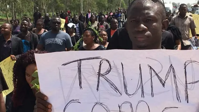 Nwoke ji akwụkwọ