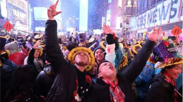 Di crowd hala as dem jolly for Times Square wen di clock strike midnight