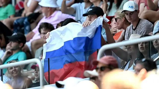 रूसी झंडा लहराया गया