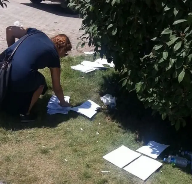 Öğrenciler yerlerdeki kağıt tomarları içinde kendi belgelerini aradı.