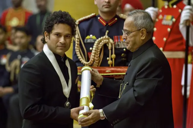 2014లో రాష్ట్రపతి ప్రణబ్‌ముఖర్జీ నుంచి భారతరత్న అవార్డు అందుకుంటున్న సచిన్ తెండూల్కర్