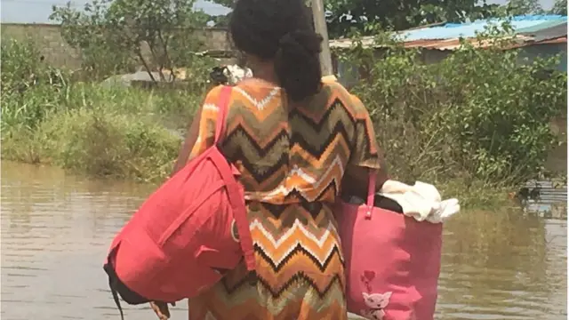 Aladugbo kan n jade lọ ninu omi