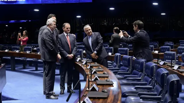 Senadores posam para selfie no plenário do Senado