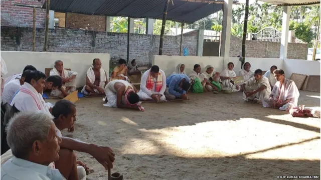 नामघर में प्रार्थना करते हामिदुर रहमान