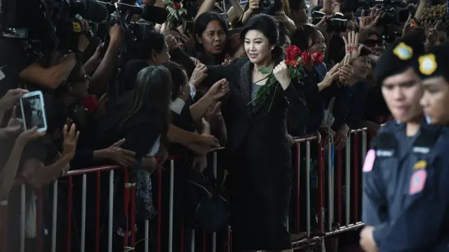 ดอกกุหลาบแดงกลายเป็นสัญลักษณ์การให้กำลังใจของกลุ่มผู้สนับสนุนน.ส.ยิ่งลักษณ์