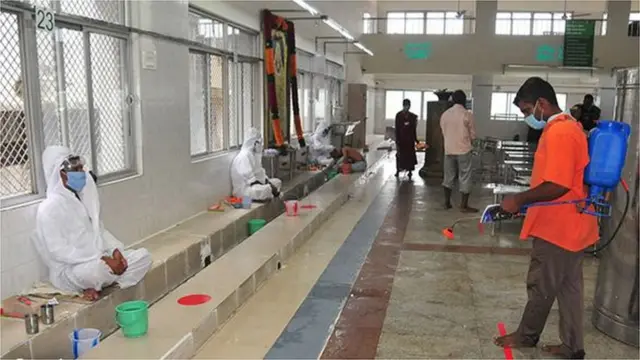 పీపీఈ కిట్లు ధ‌రించి ప‌నిచేస్తున్న సిబ్బంది