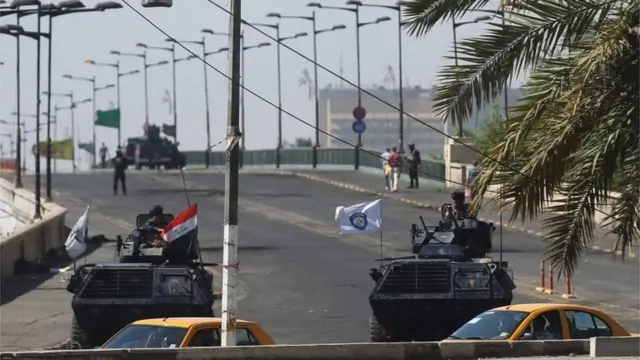 عراقي امنیتي ځواکونو د بغداد زړه تحریر میدان زرغونې سیمې ته د لاریونیانو د رسېدو د مخنیوي لپاره د (جمهوریت پل) تړلی دی