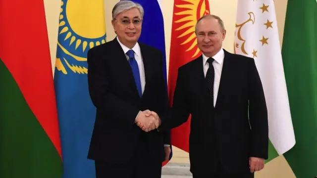 توقاييف وبوتين خلال لقاء جمعهما في سانت بطرسبرغ نهاية ديسمبر الماضي