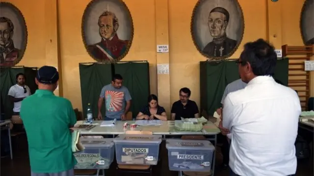 Centro de votación en Chile durante las presidenciales del 17 de diciembre.