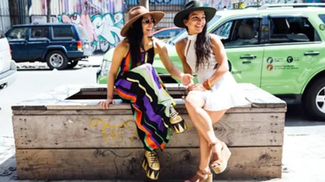 Radha Agrawal y su hermana gemela