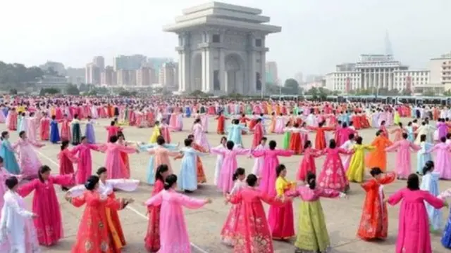Şimali Koreya mediası faktı şərh etməsə də, Milli Günü bayram edən insanların şəklini yayıb