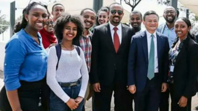 ፍቅርተ [ከግራ ወደ ቀኝ ሁለተኛ] በቅርቡ ቻይናዊው የቢዝነስ ሰው ጃክ ማ ኢትዮጵያ በመጡበት ወቅት በአይኮግላብስ ጀማሪ የፈጠራ ባለሙያዎችን ወክላ ጠቅላይ ሚኒስትር ዐብይ በተገኙበት በተካሄደ ውይይት ላይ ተሳትፋለች።