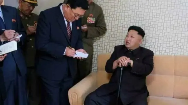 Gazeti la Korea Kaskazini Rodong Sinmun lilichapisha picha kadhaa za kiongozi huyo akiwa amebeba mkwaju Oktoba 2014.