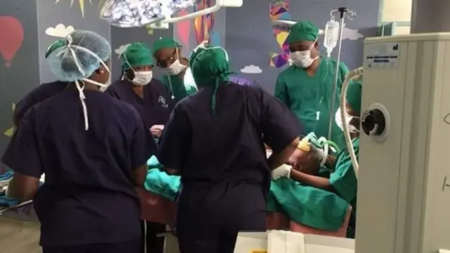 Madaktari wakimhudumia manusura wa ajali ya Morogoro